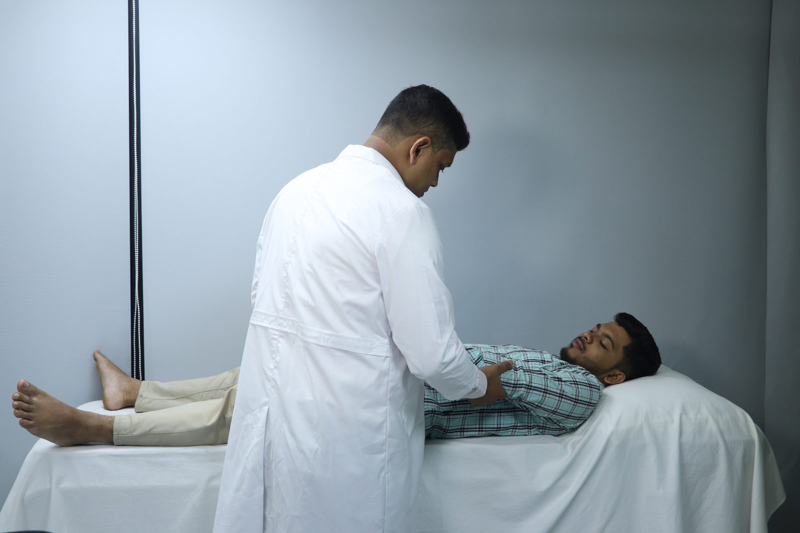 Clinical examination — Checking leg movement and nerve function before deciding on treatment